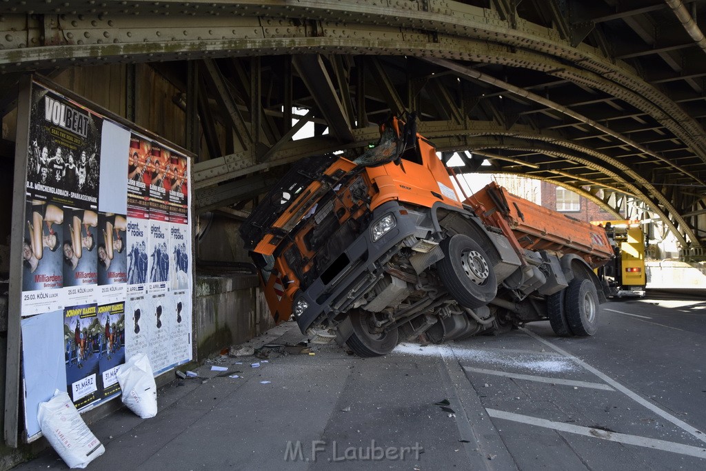 LKW blieb unter Bruecke haengen Koeln Deutz Deutz Muelheimerstr P012.JPG - Miklos Laubert